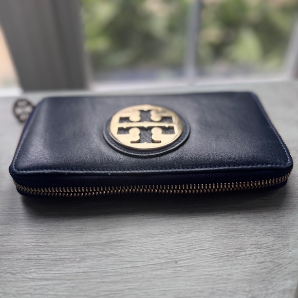 Tory Burch black/navy zippered long leather wallet w/ coin section & dustbag EUC - Picture 2 of 9